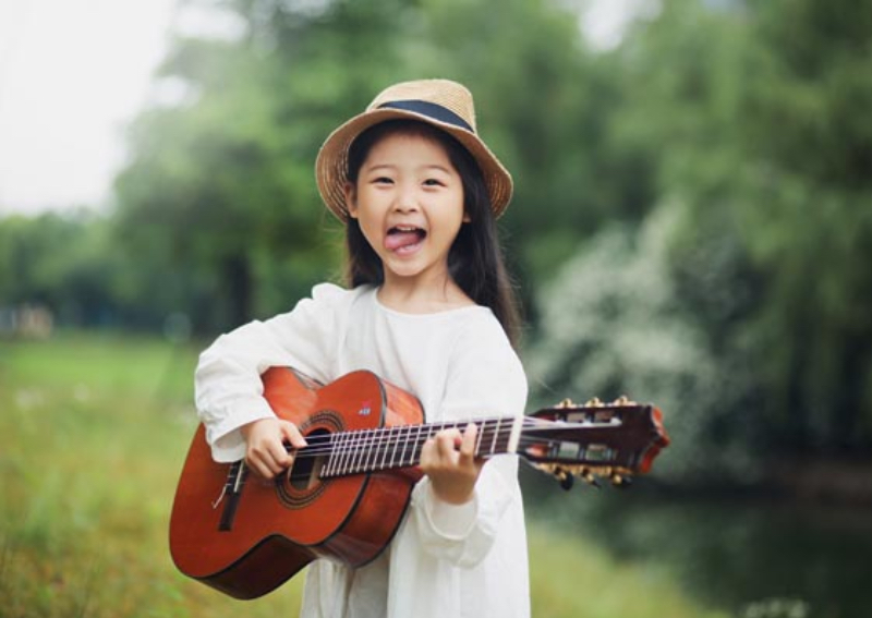 6-year-old girl in China with voice of an angel touches hearts, China News  - AsiaOne