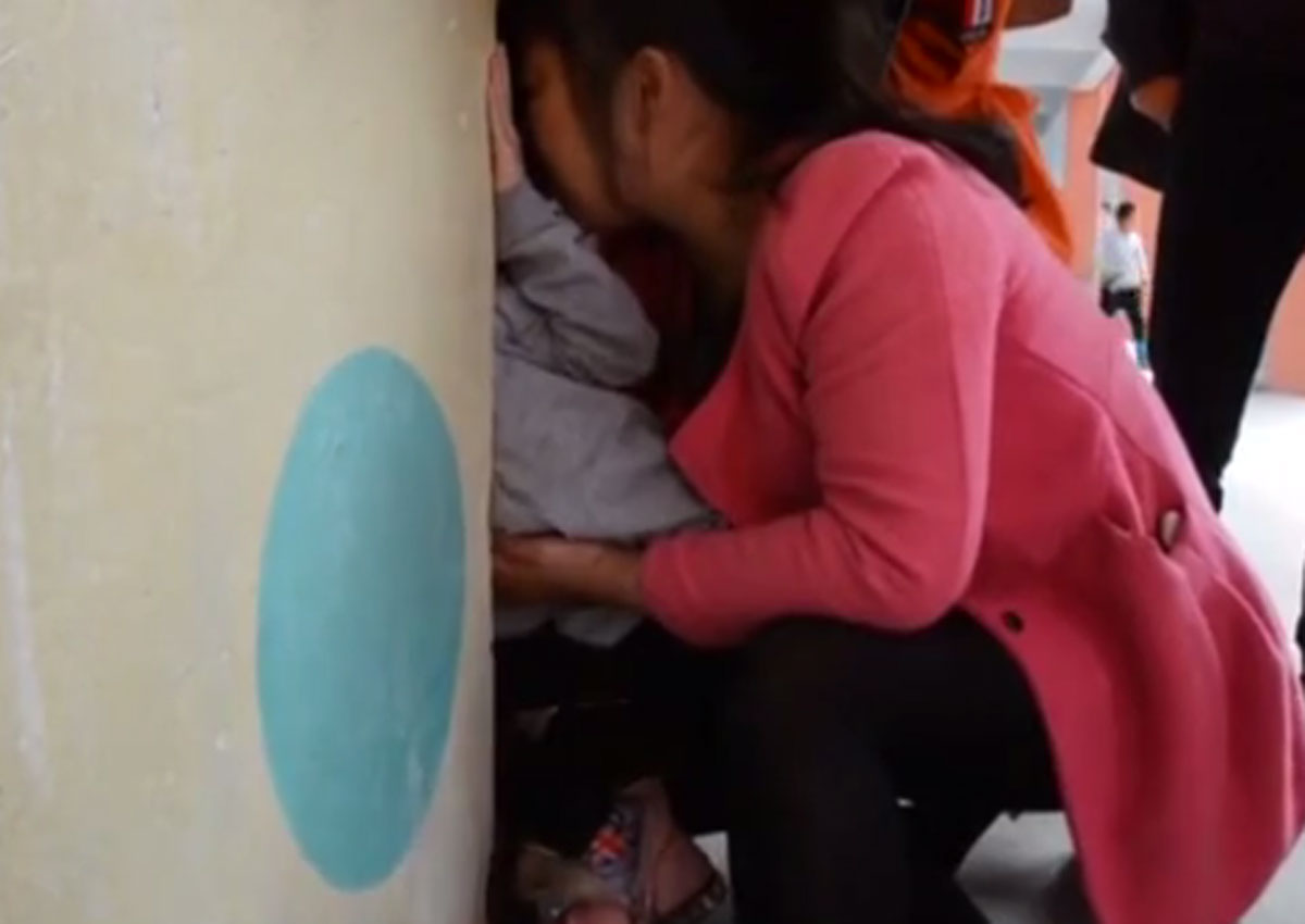 Firefighters In China Rescue Girl Stuck In Between Walls China News Asiaone