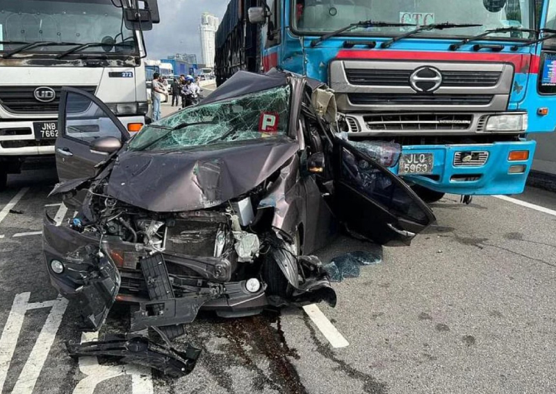 Multivehicle accident at Causeway causes delay in traffic from Johor
