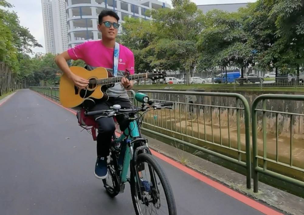 Most Talented Foodpanda Rider In Singapore He Plays 7 Instruments And Has Developed An Ai Chip For Bicycles Lifestyle News Asiaone