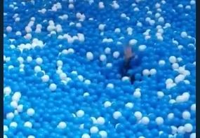 Wanita tenggelam di kolam bola