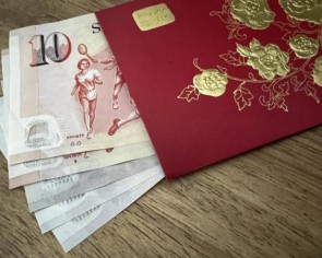 Woman complains about $10 red packet from boyfriend&#039;s parents