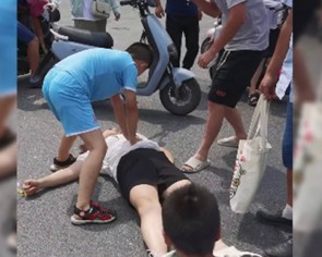 &#039;Hang in there mum!&#039; Boy in China performs CPR on unconscious mother after car accident