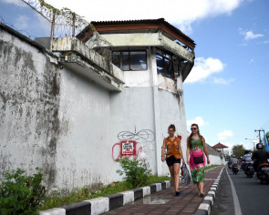 Four foreign inmates tunnel out of Indonesian jail