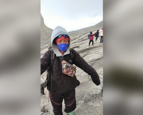 ​​Lucky climbers see snowfall on Mount Kinabalu for first time in 29 years