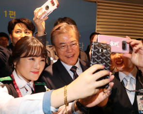 Honey Moon? New S Korean leader&#039;s popularity surges with common man touch