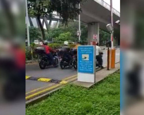 Video of 4 bikers &#039;lining up&#039; at gantry to save on carpark fees tickles netizens