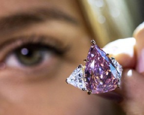 Vivid pink diamond sells for $40.3m at Christie&#039;s auction