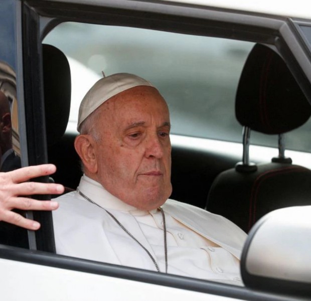 Pope Francis leaves hospital, saying &#039;I&#039;m still alive&#039;