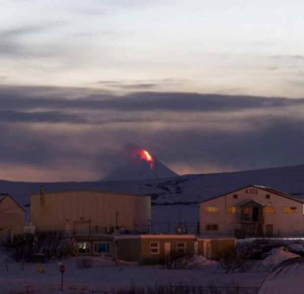 Alaska volcano spews high ash cloud, triggering aviation warning