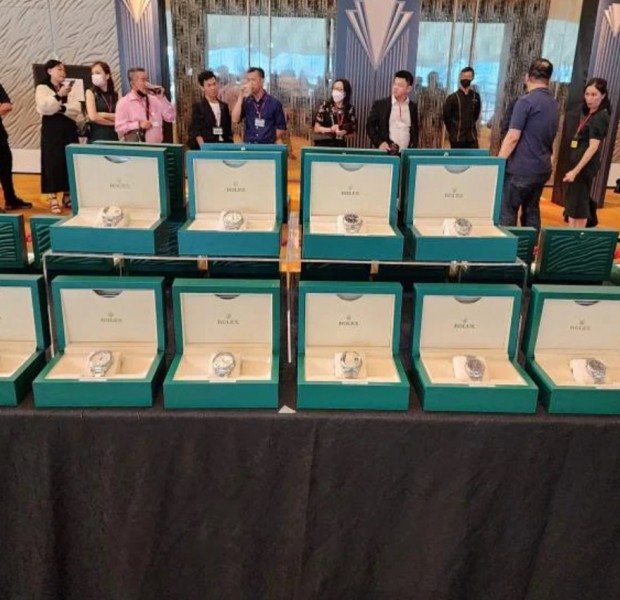 Rolex watches and Suisse gold bars given to 330 long-serving employees of Paradise Group