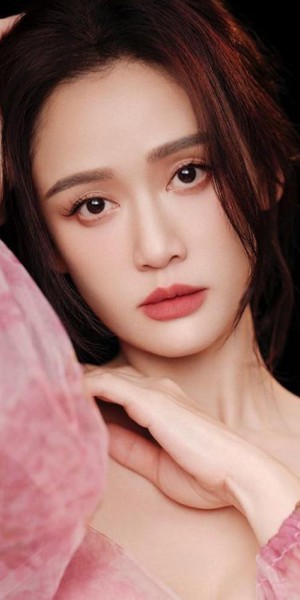 Joe Chen gets drunk on Chinese variety show, charms audiences instead