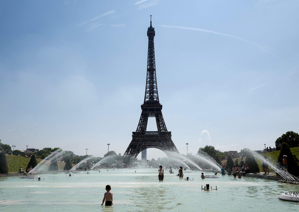 Strike over long lines shuts Eiffel Tower for second day