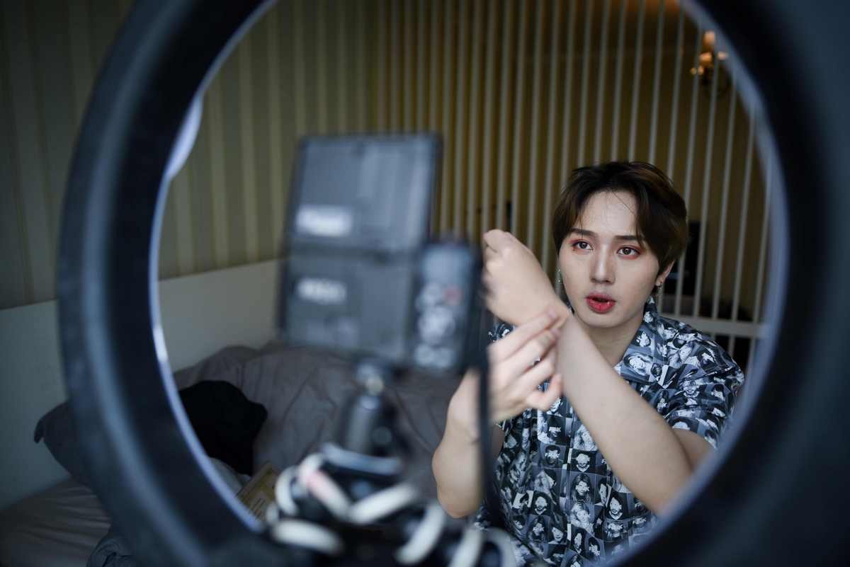 China's new online cosmetics stars: men