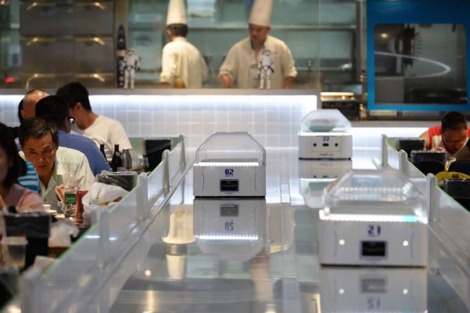 Robots replace waiters in China restaurant