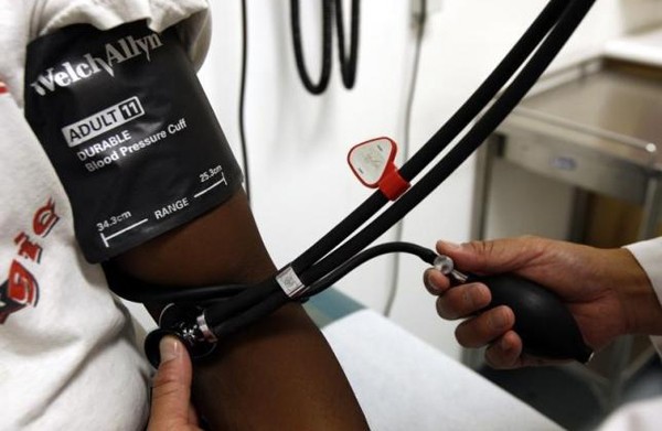 High blood pressure before age 40 tied to earlier strokes, heart disease
