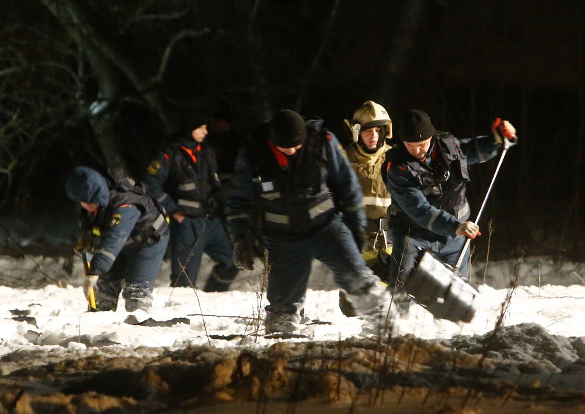 Russia hunts for body fragments, clues after fatal plane crash