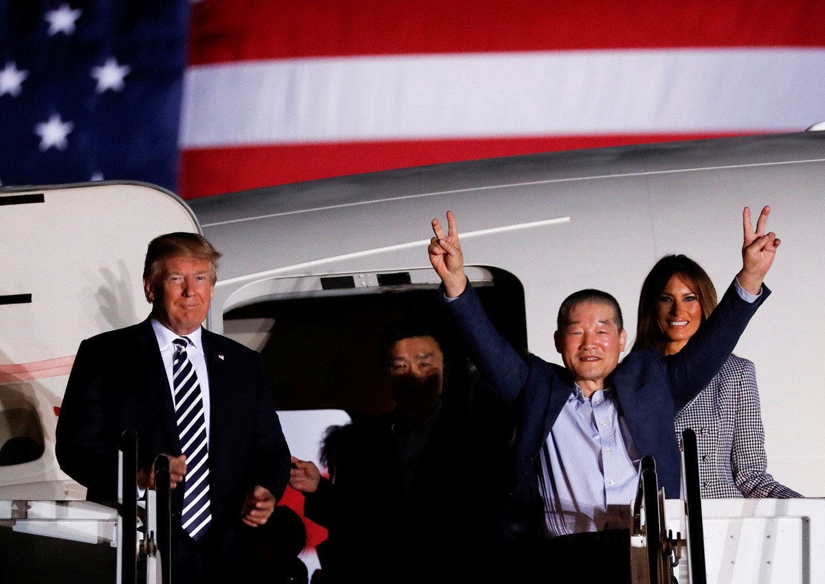 Upbeat Trump welcomes US prisoners released by North Korea
