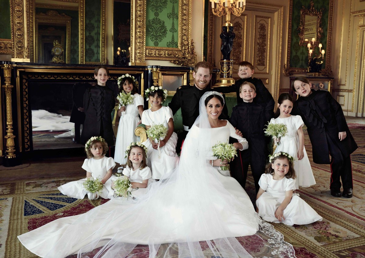 Meghan Markle presents wedding dress designer with fashion award