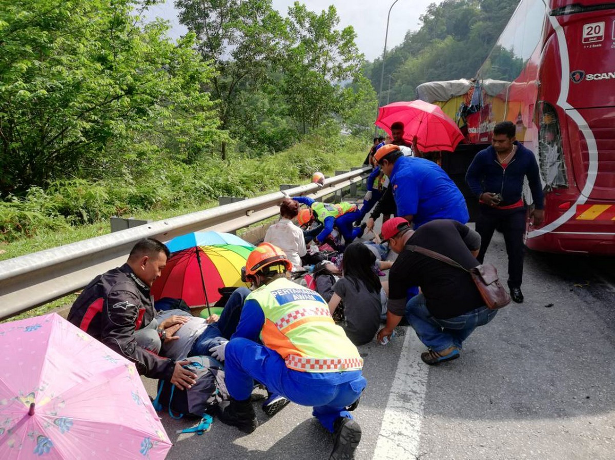 One person was killed and 13 other individuals, mainly Singaporeans, were injured in an accident at Kilometre 30.9 of the Karak-Kuala Lumpur Expressway near Kuala Lumpur on Saturday (April 7).