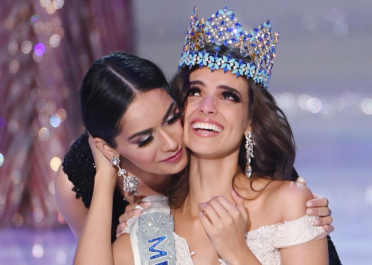 Miss Mexico Vanessa Ponce de Leon (R) reacts after being crowned the 68th Miss World by Miss World 2017 Manushi Chhillar (L) in Sanya, on the tropical Chinese island of Hainan.
Photo: AFP