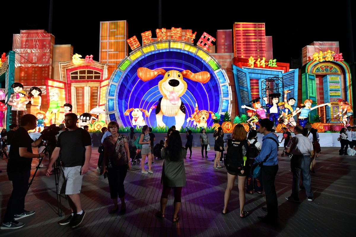 Photos: 100,000 flock to River Hongbao 2018 opening