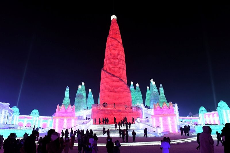 The 34th Harbin International Ice and Snow Festival kicked off Jan 5 at the Harbin Ice and Snow World park in Northeast China's Heilongjiang province.