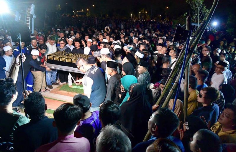 The bodies of the family of four who died when a runaway tipper truck crushed the car they were driving in the Malaysian town of Port Dickson on Wednesday (Jan 3) returned to Singapore for a late night burial on Thursday. 