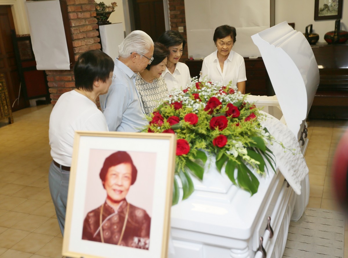 A steady stream of people headed into 25 Siglap Plain yesterday as family and friends paid their respects to Mrs Wee Kim Wee, who died on Saturday (July 7), aged 102. 