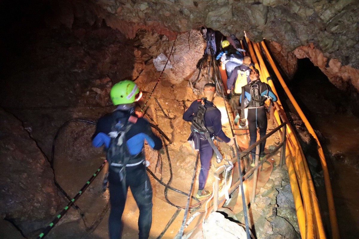 Rain adds urgency to rescue of last 5 trapped in Thai cave