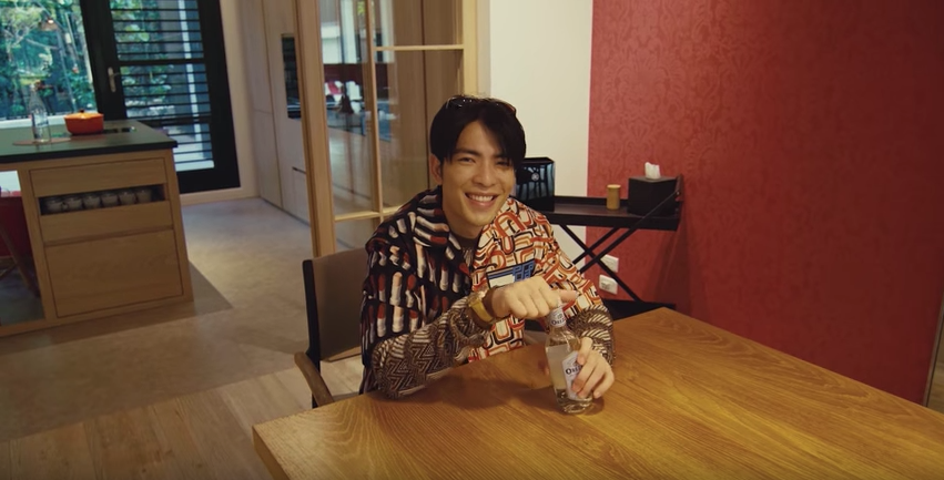 Taiwanese singer Jam Hsiao recently shot a video in his gorgeous home and we were in awe after seeing it.