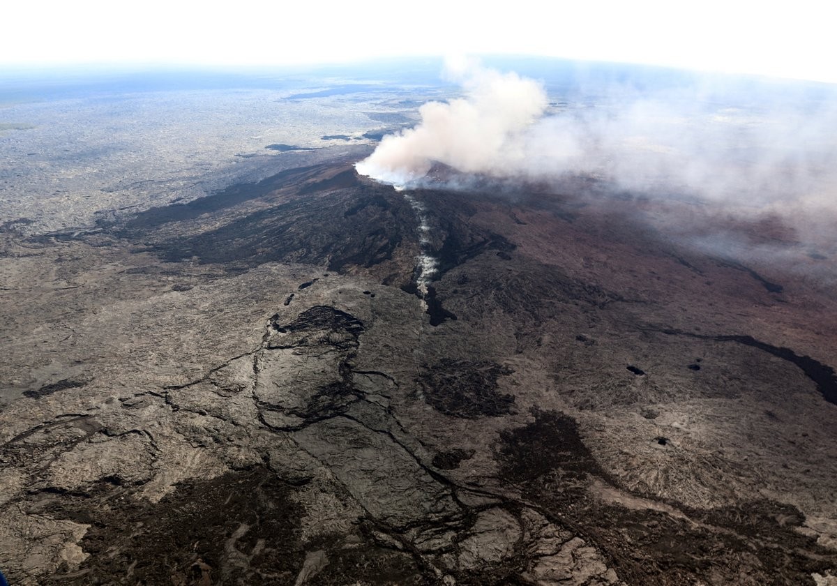 Hawaii volcano simmers ominously, experts warn it could blow again
