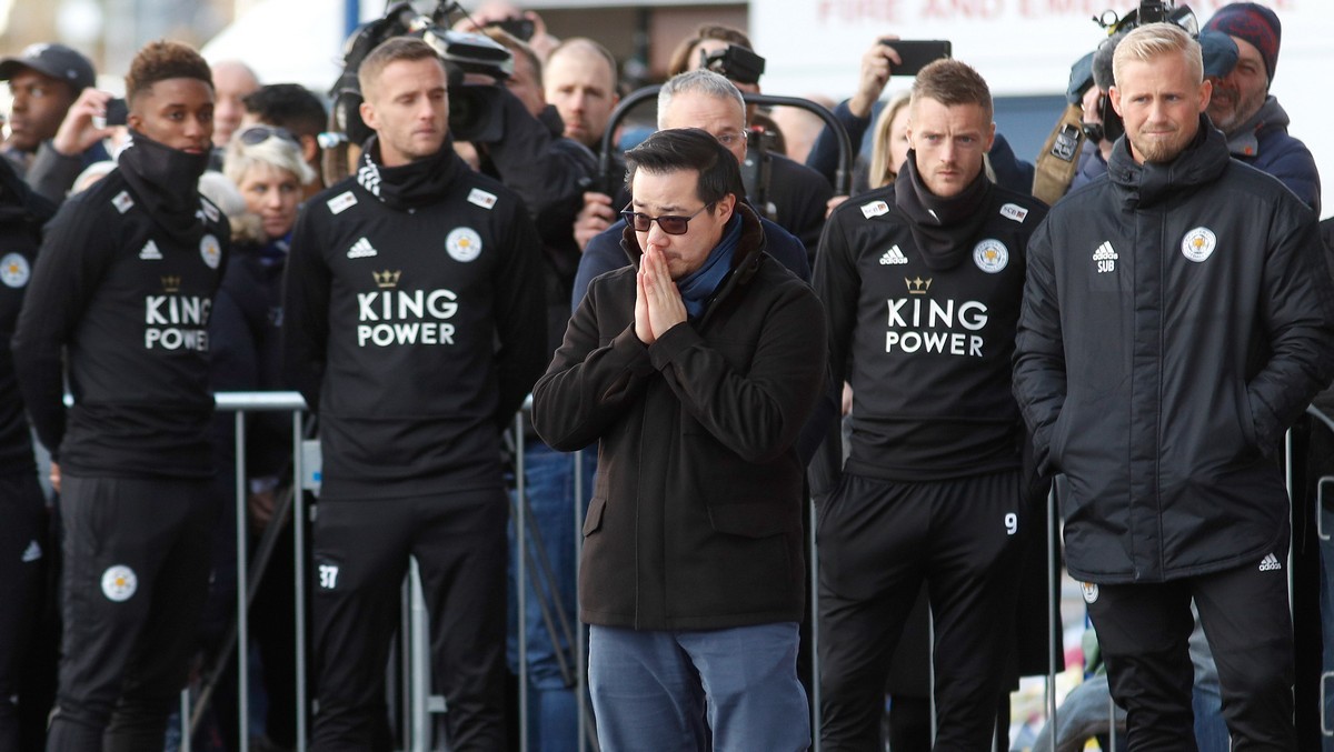  Aiyawatt Srivaddhanaprabha, son of Leicester City's owner Thai businessman Vichai Srivaddhanaprabha, clasps his hands together as he stands infront of Jamie Vardy and Kasper Schmeichel amongst tributes left for Vichai and four other people who died when the helicopter they were travelling in crashed as it left the ground after the match on Saturday, in Leicester, Britain, October 29, 2018. 