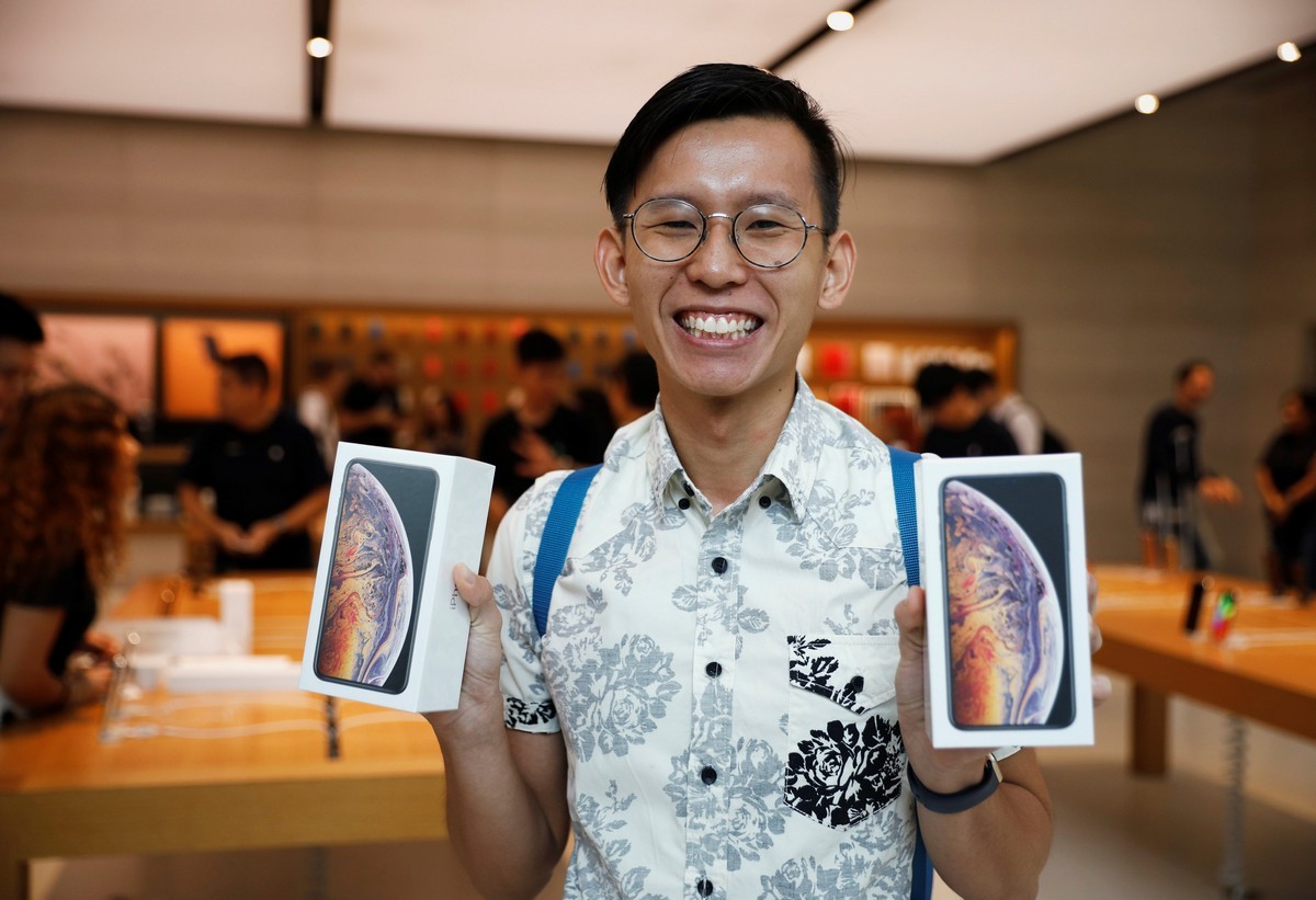 Photos: Customers throng Orchard Apple Store on Friday for iPhone XS and XS Max launch