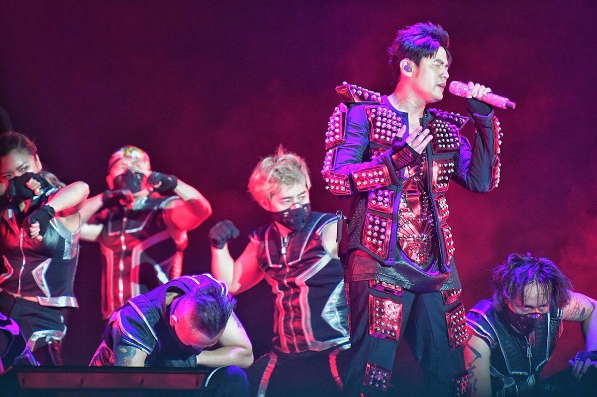 Mandopop king Jay Chou was the headlining act at the Padang Stage of the Formula 1 2018 Singapore Airlines Singapore Grand Prix last night.