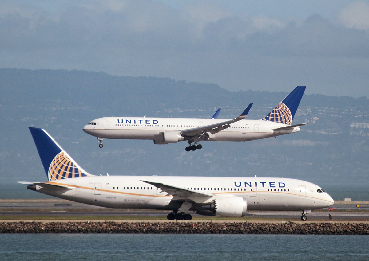 United Airlines CEO forgoes 2017 bonus, board chairman to step down