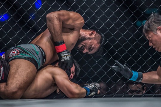 Waqar Umar stuns Zhao Zhi Kang, scores submission win