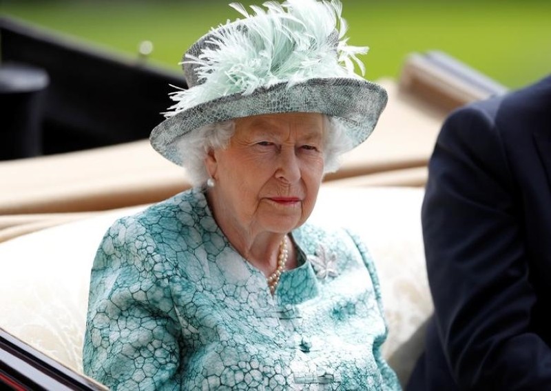 Queen Elizabeth returns to royal duties 4 days after her husband's death 