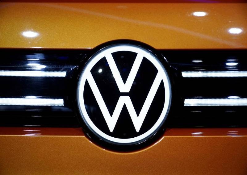 Volkswagen to recall more than 100,000 cars on fire risk