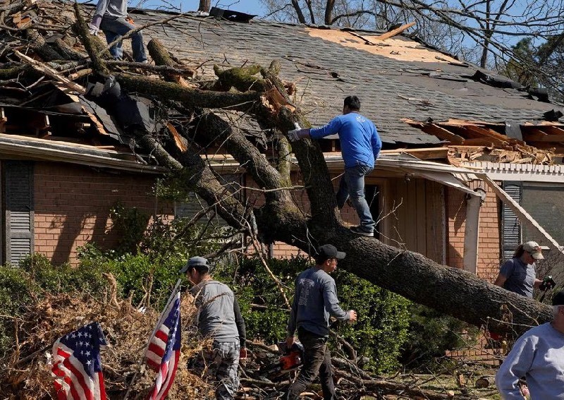 Violent US storms kill at least 32 people