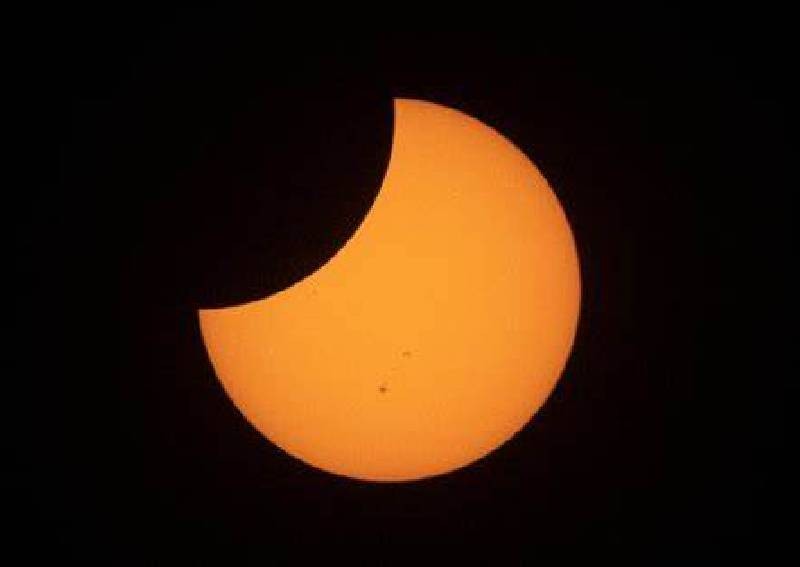 Hybrid solar eclipse draws thousands to remote Australian town