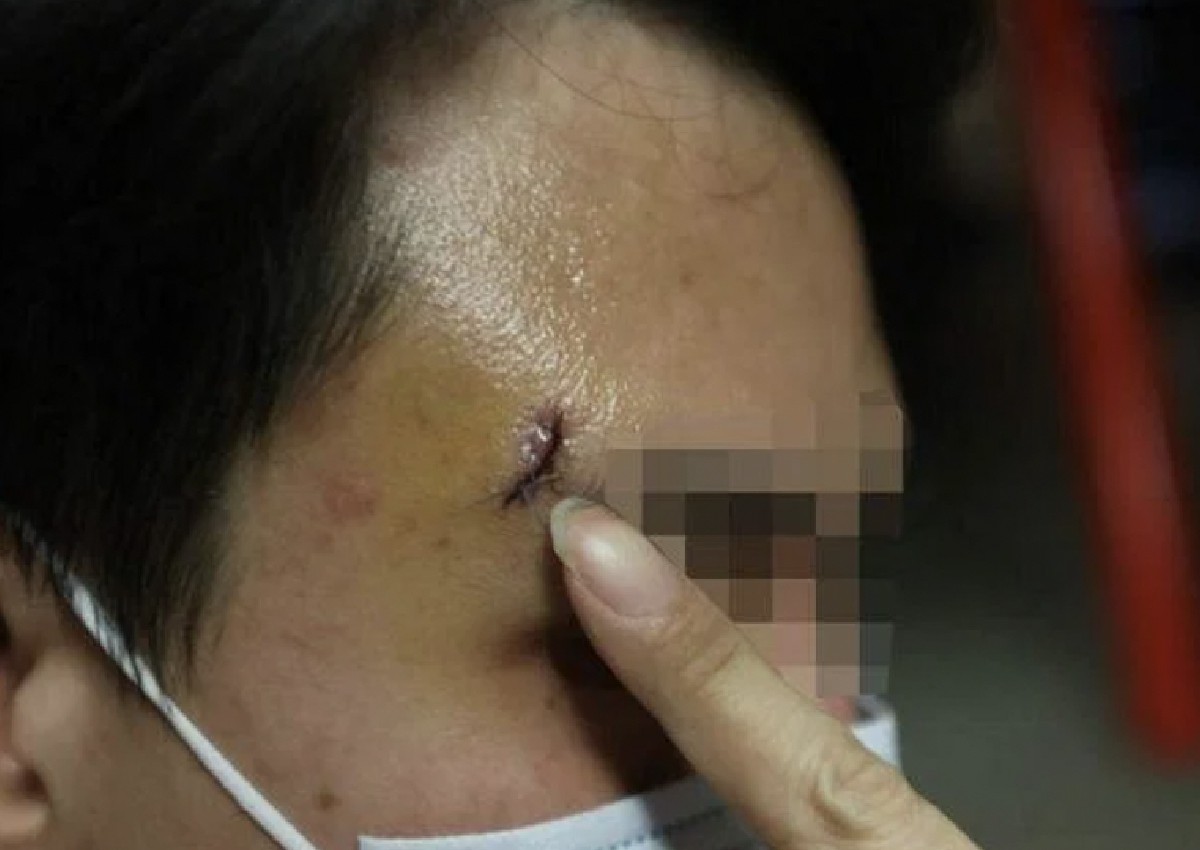 Not so charitable: Diner rejects man selling keychains at Geylang eatery, gets hit on the head