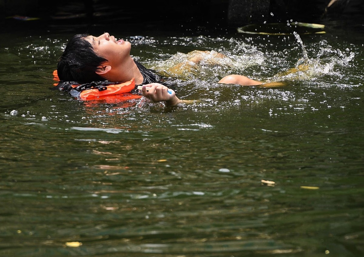 Avoid going outdoors: Thai authorities issue extreme heat warnings for dozens of provinces