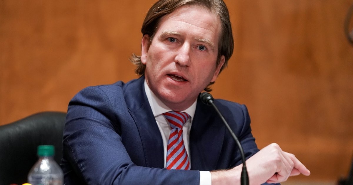 Trump signs orders targeting two ex-officials who criticised him