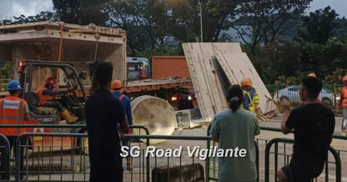 Concrete slabs fall off trailer, causing traffic jam along Upper Bukit Timah Road