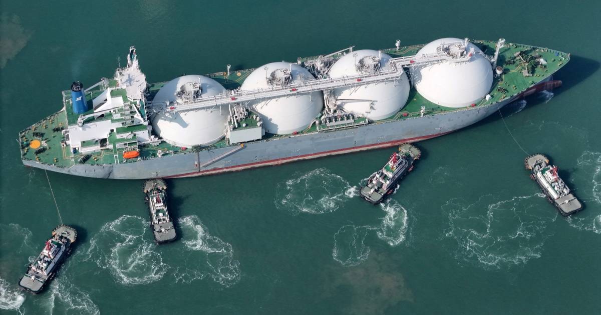 In tight global market, well-positioned China resells record LNG volumes