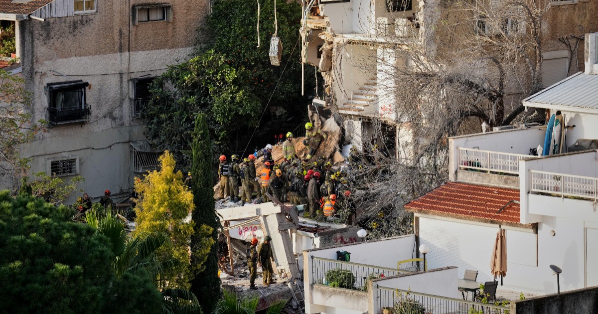 Airstrikes on Iran kill more than 25 as Trump's deadline to open Strait of Hormuz looms