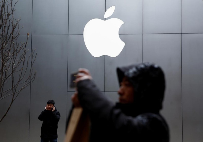 Apple, Goldman Sachs start issuing Apple Cards to consumers