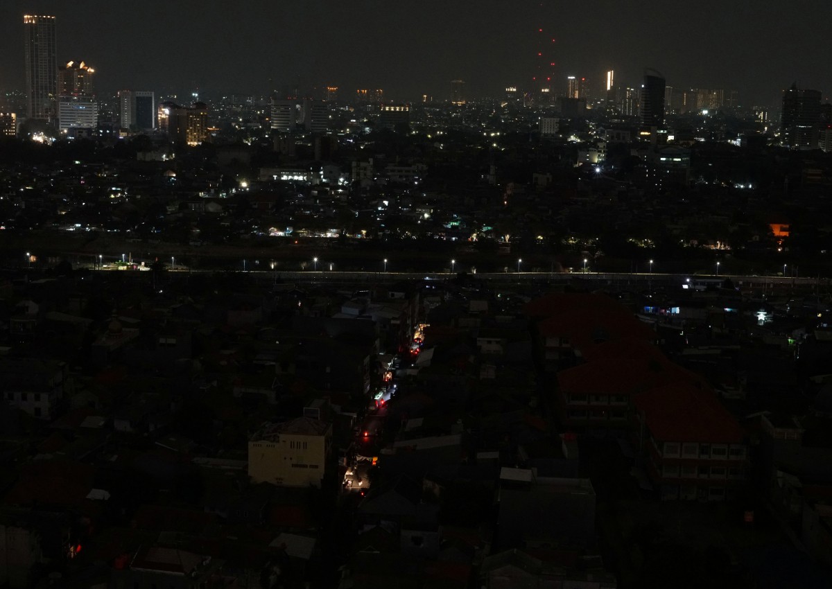 Jakarta, nearby areas hit by major blackout, causing chaos