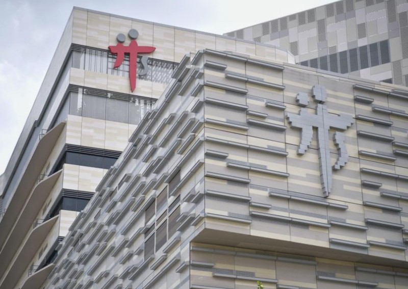 Man's 'huge regret' after unvaccinated elderly parents end up in ICU after contracting Covid-19